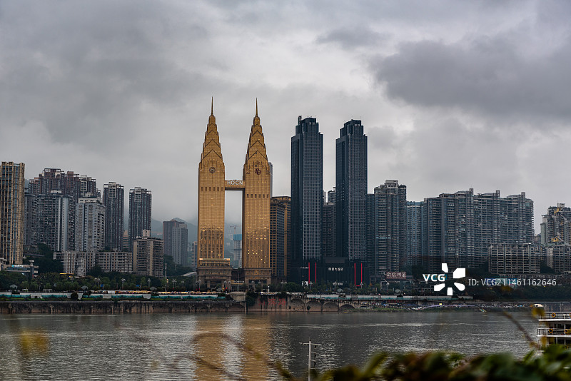 重庆长江阴云下的建筑图片素材