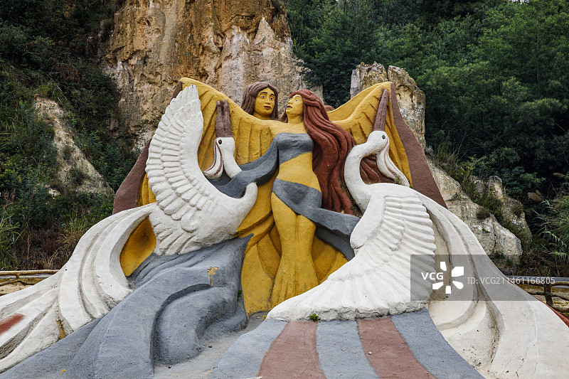 中国云南曲靖市陆良县彩色沙林景区国际彩色沙雕博览园的雕塑作品图片素材