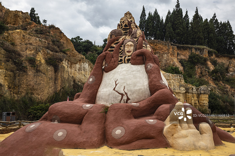 中国云南曲靖市陆良县彩色沙林景区国际彩色沙雕博览园的雕塑作品图片素材