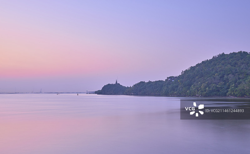 日落时的海景和建筑物对天景观，南通龙爪岩风光图片素材