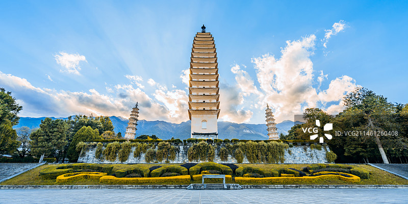 中国云南大理崇圣寺三塔公园低视角黄昏风光图片素材