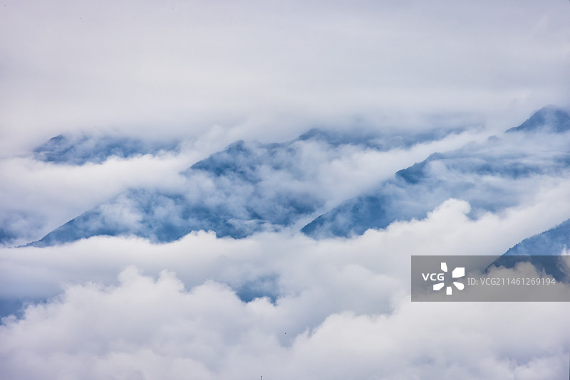 雅安汉源县的大雾弥漫山脉特写图片素材