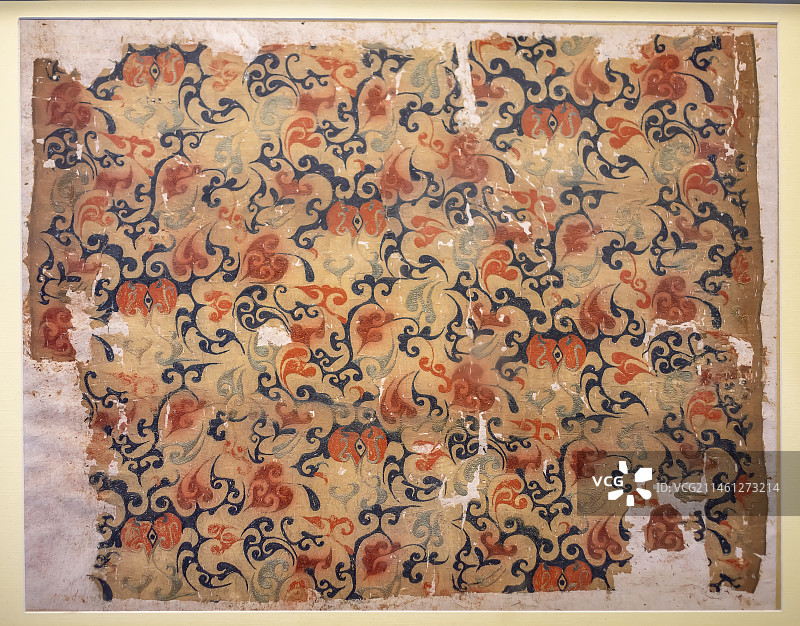 西汉 黄褐色对鸟菱纹绮地乘云绣 湖南博物院藏图片素材