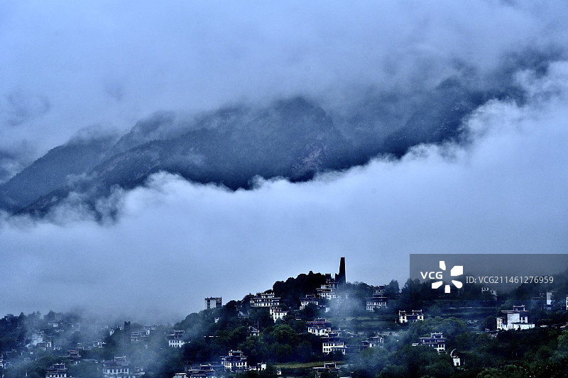 烟雨中路图片素材
