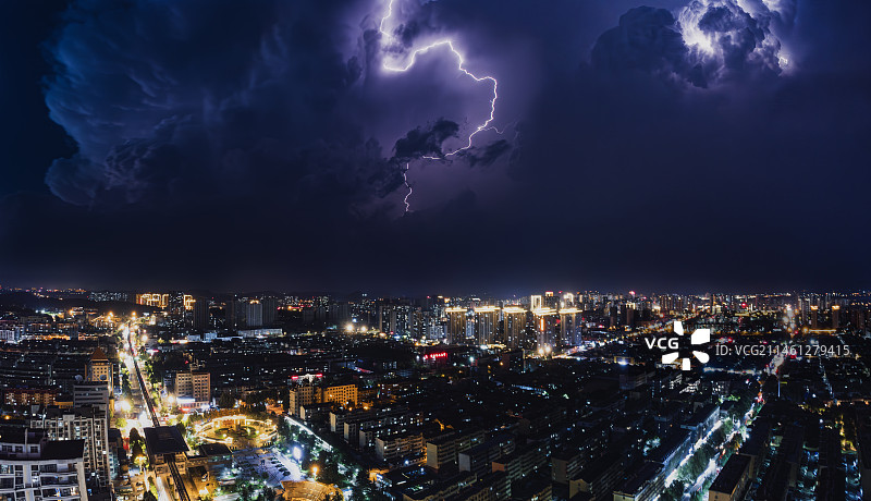 雷暴下的邹城夜景图片素材