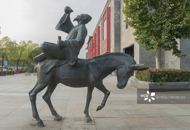 张果老倒骑毛驴雕塑图片素材