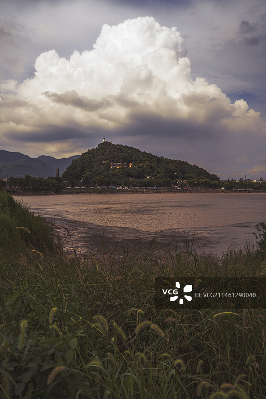 浙江临海市 台州府城 灵江对岸眺望巾山图片素材