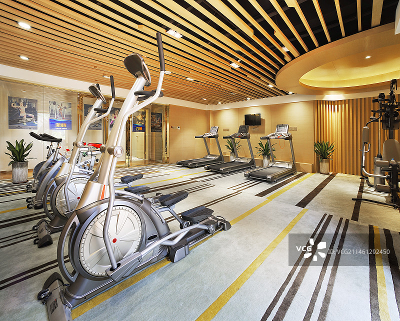 会所里的健身房图片素材
