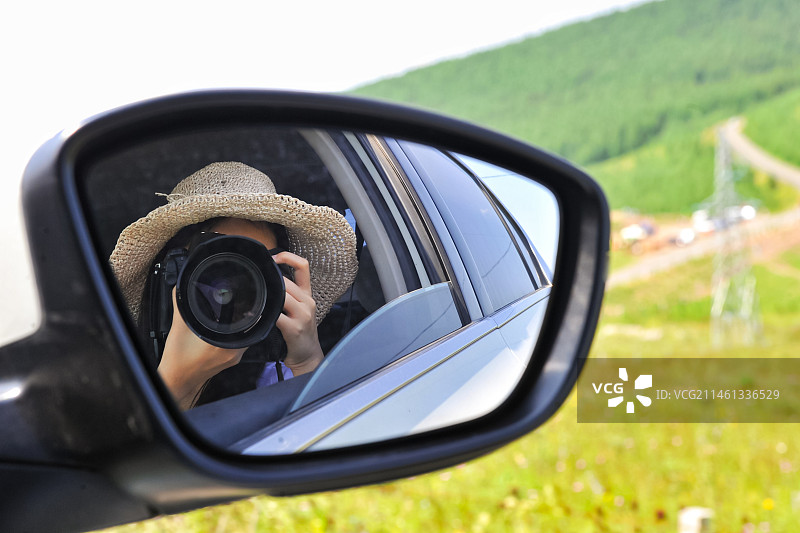 对着后视镜拍照的人图片素材