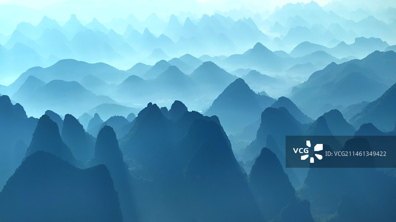 广西壮族自治区桂林阳朔喀斯特地貌航拍水墨画风光图片素材