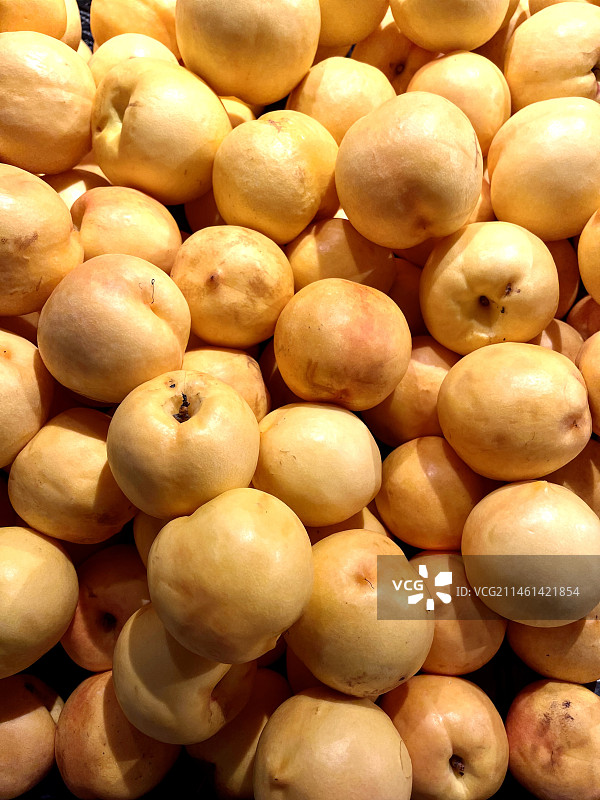 超市货架上黄色油桃图片素材