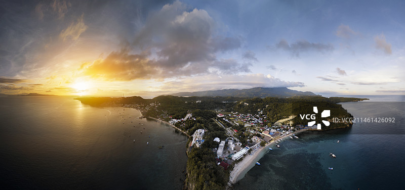 菲律宾PUERTOGALERA加莱拉港sabang航拍全景图图片素材