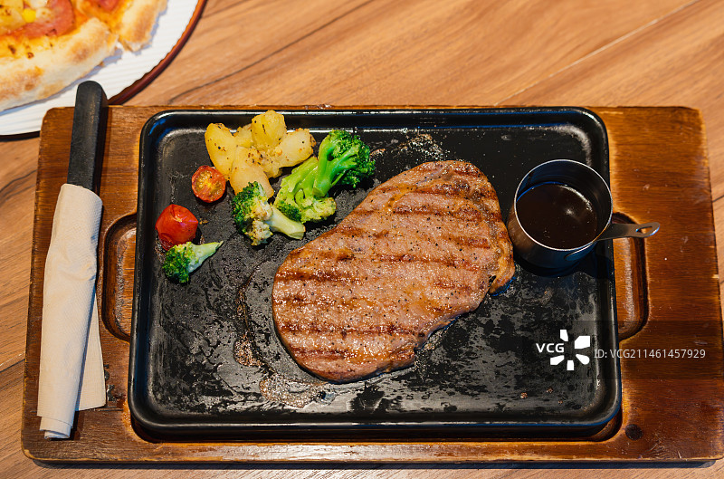 餐桌上盘子里的炭烤风味牛排图片素材