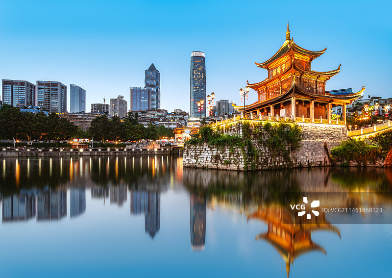 中国贵阳南明河上的甲秀楼建筑夜景图片素材