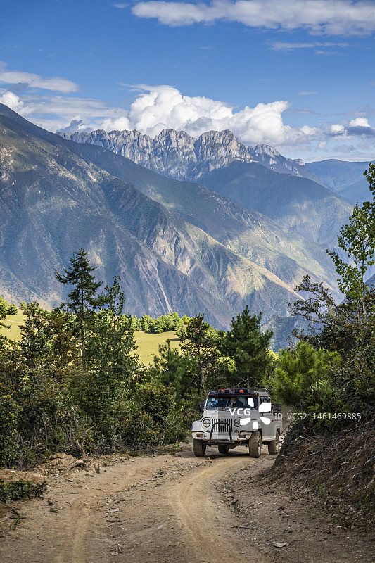 户外徒步线路洛克线上的吉普车图片素材