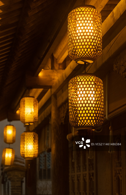 元宵夜古街挂起灯笼 大兜路历史文化街区图片素材