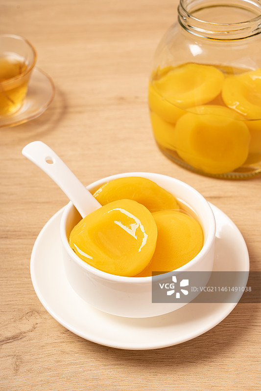 木桌子上的黄桃罐头图片素材
