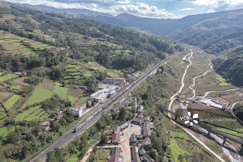 双机SS3电力机车牵引货车通过成昆线乐武站图片素材