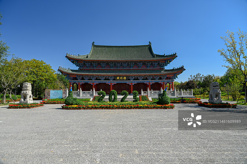 中国开封菊花节铁塔公园接引殿佛教古建筑图片素材