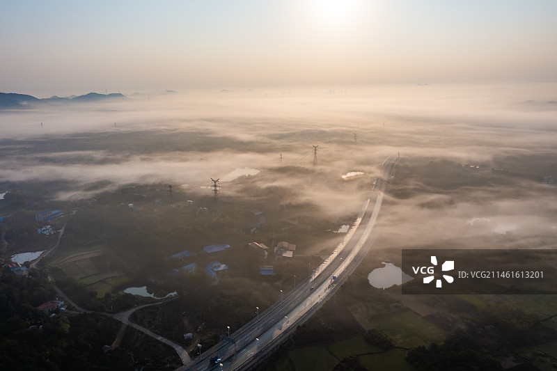 航拍湖南长沙天心区跳马镇晨雾景观图片素材