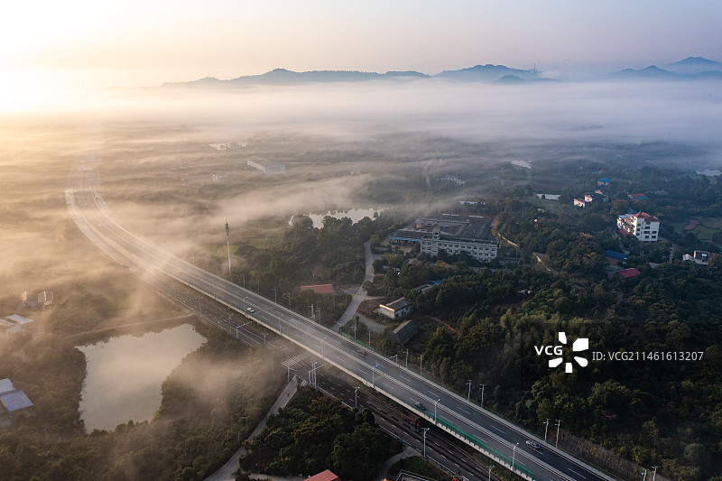 航拍湖南长沙天心区跳马镇晨雾景观图片素材