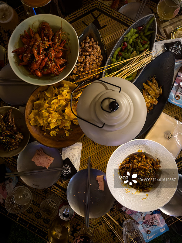 餐桌上食物牛肉干的高角度视图图片素材