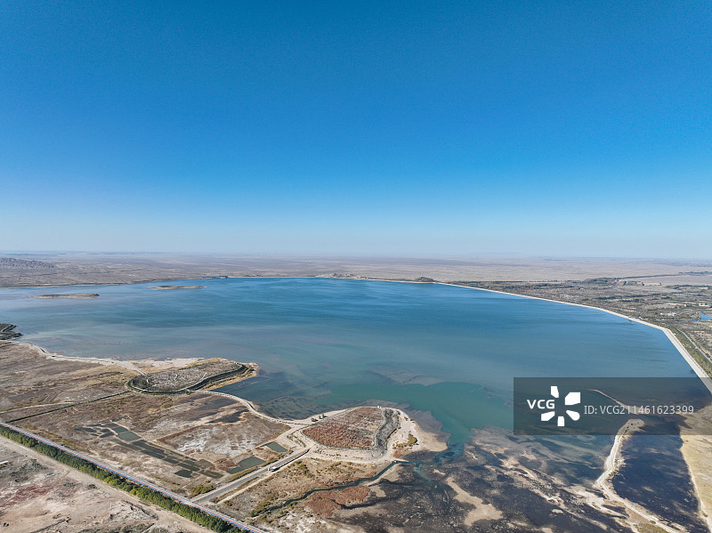 航拍亚洲最大的沙漠人工水库——甘肃民勤红崖山水库图片素材