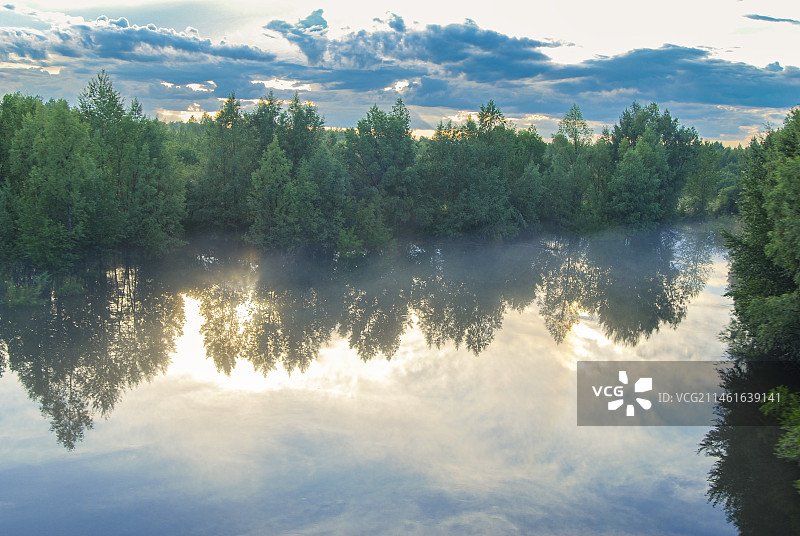 水平如镜的呼玛河畔图片素材