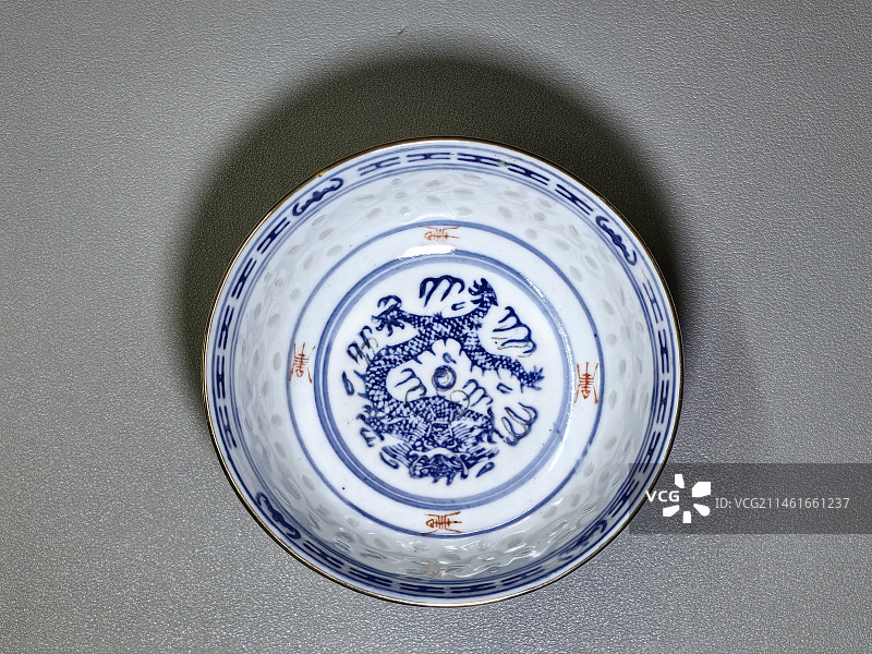 传统餐具金边青花玲珑瓷碗图片素材