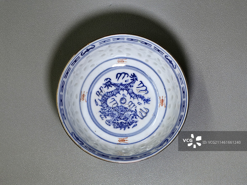传统餐具金边青花玲珑瓷碗图片素材