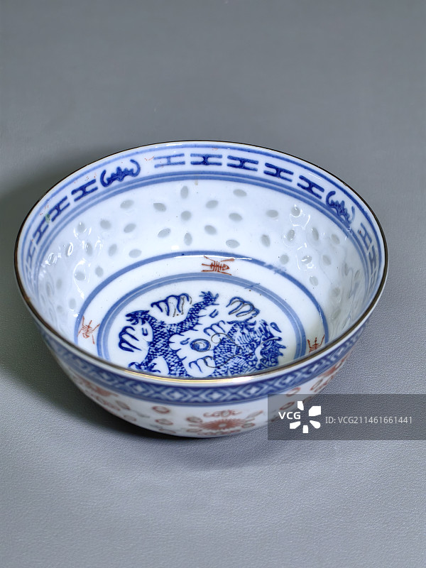 传统餐具金边青花玲珑瓷碗图片素材