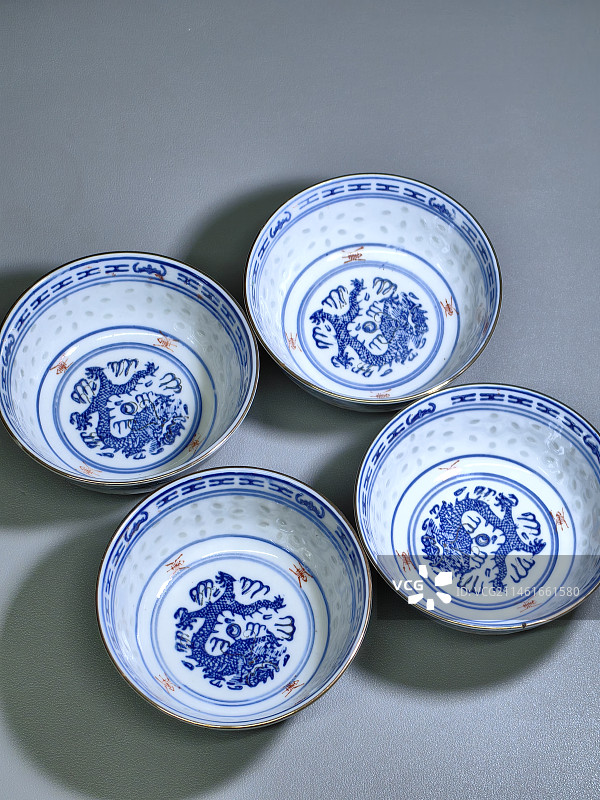传统餐具金边青花玲珑瓷碗图片素材
