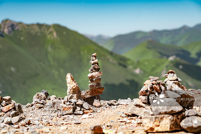 甘南藏族自治区江迭公路上的玛尼堆图片素材