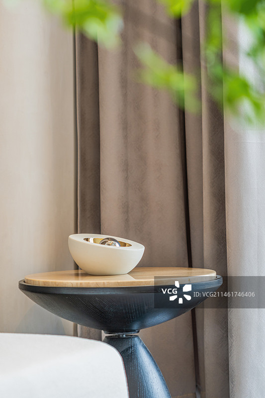 客厅边几上的装饰物特写图片素材