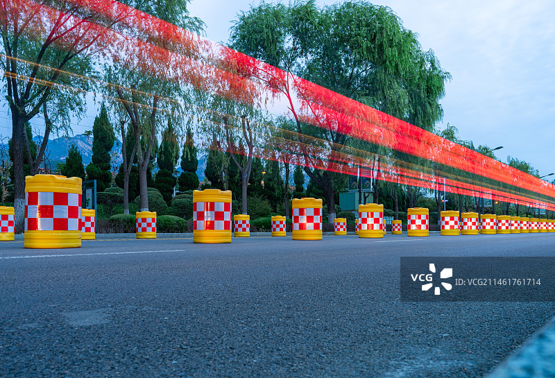 中国都市风光拍摄主题，城市交通道路维修警告标志，马路两侧的和汽车光轨，户外夜晚无人图像摄影图片素材