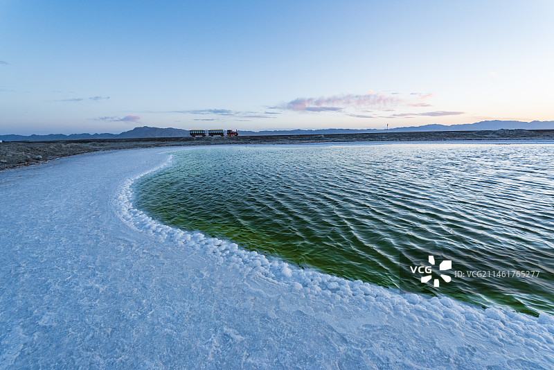 青海海西冷湖镇傍晚翡翠湖图片素材