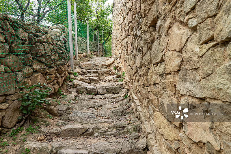 中国乡村山村风格拍摄主题，复古风格的平房房屋，狭窄的步行道路和石头围墙，户外白昼无人图像摄影图片素材