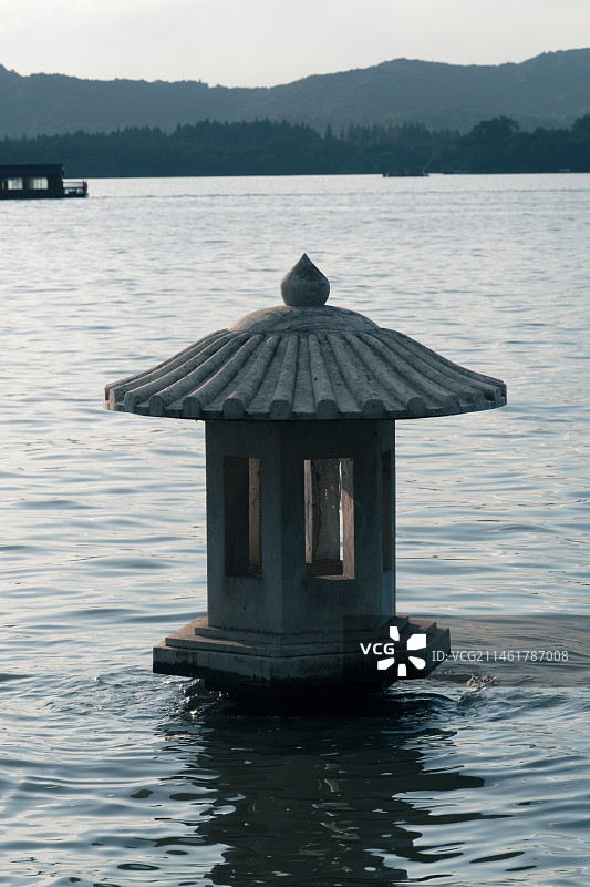 夕阳下波光粼粼的西湖与石亭图片素材