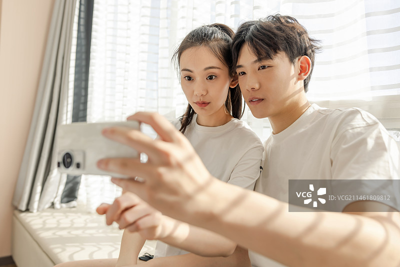 年轻情侣的居家生活图片素材