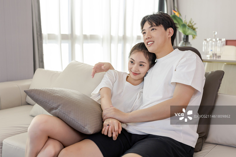 年轻情侣的居家生活图片素材