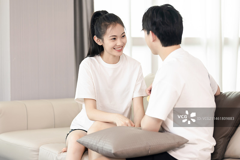 年轻情侣的居家生活图片素材