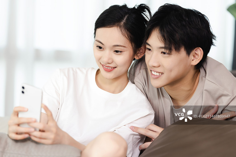 年轻情侣的居家生活图片素材