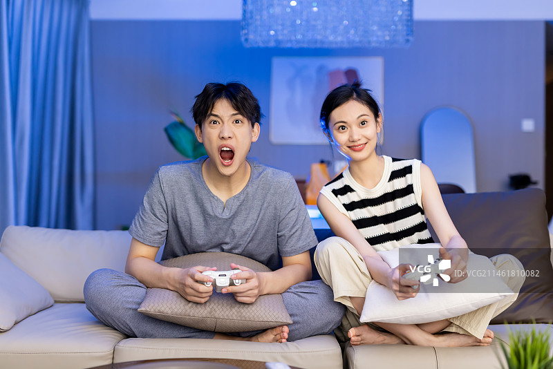 年轻情侣的居家生活图片素材