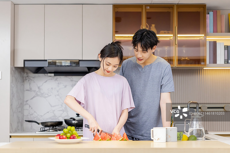 年轻情侣的居家生活图片素材