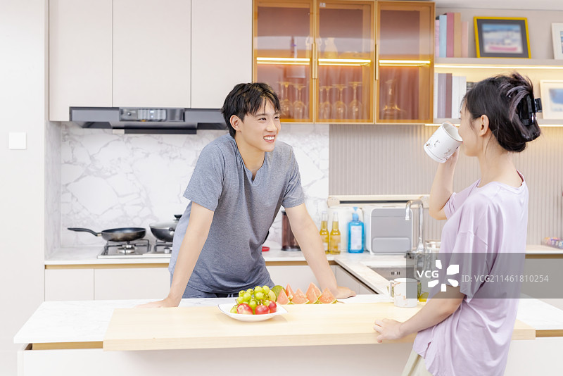 年轻情侣的居家生活图片素材