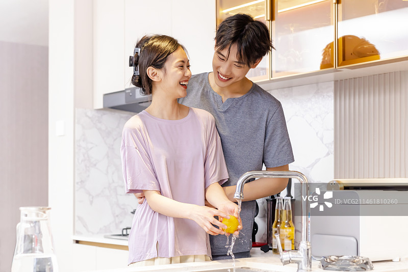 年轻情侣的居家生活图片素材