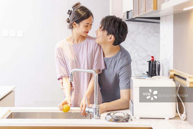 年轻情侣的居家生活图片素材