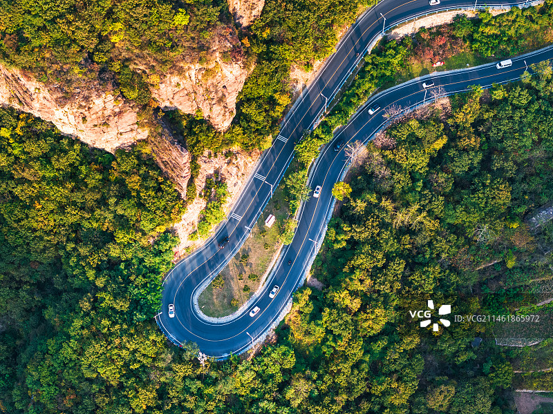 航拍秋天太行山的森林公路图片素材