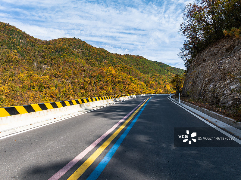 秋天山区公路汽车广告背景图图片素材