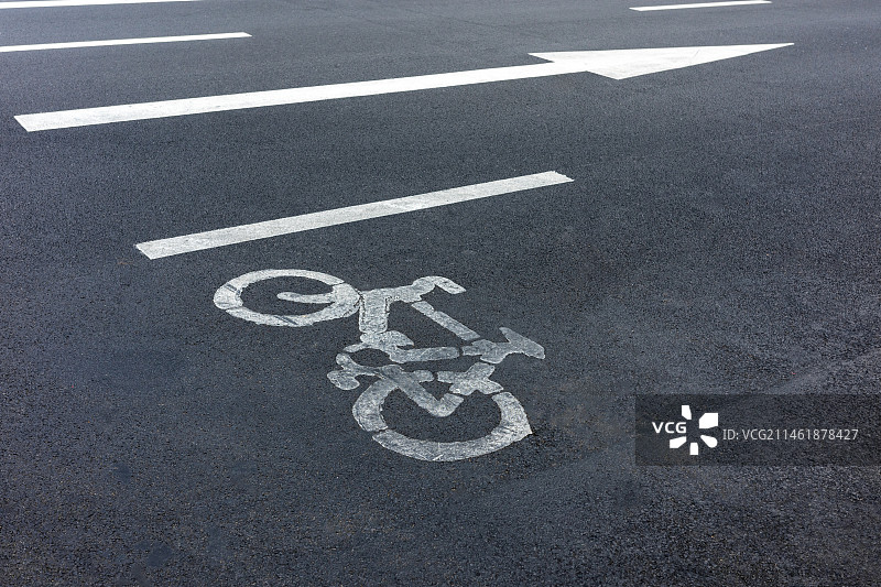 地面的交通标识图片素材